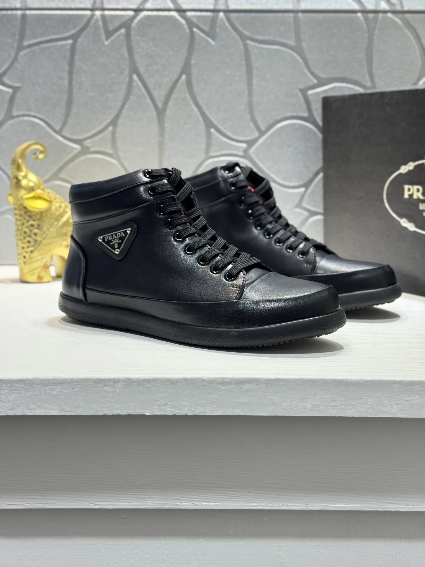 Men's Men's Shoes 💰460 [New Style] 🎻🎻PRADA*⚡️Prada~ The latest classic high-top men's shoes official website has launched a 1:1 copy, synchronized with Hong Kong counters, and on the same catwalk; all made of calf Leather ➕Imported soft and comfortable sheepskin lining, 🍡🍡original 1:1 rubber outsole, non-slip and wear-resistant; comfortable on the feet, attractive style, fine workmanship, and simple and neat shoe last, showing a man's courage and toughness. Size: 38-44 (45 customized
